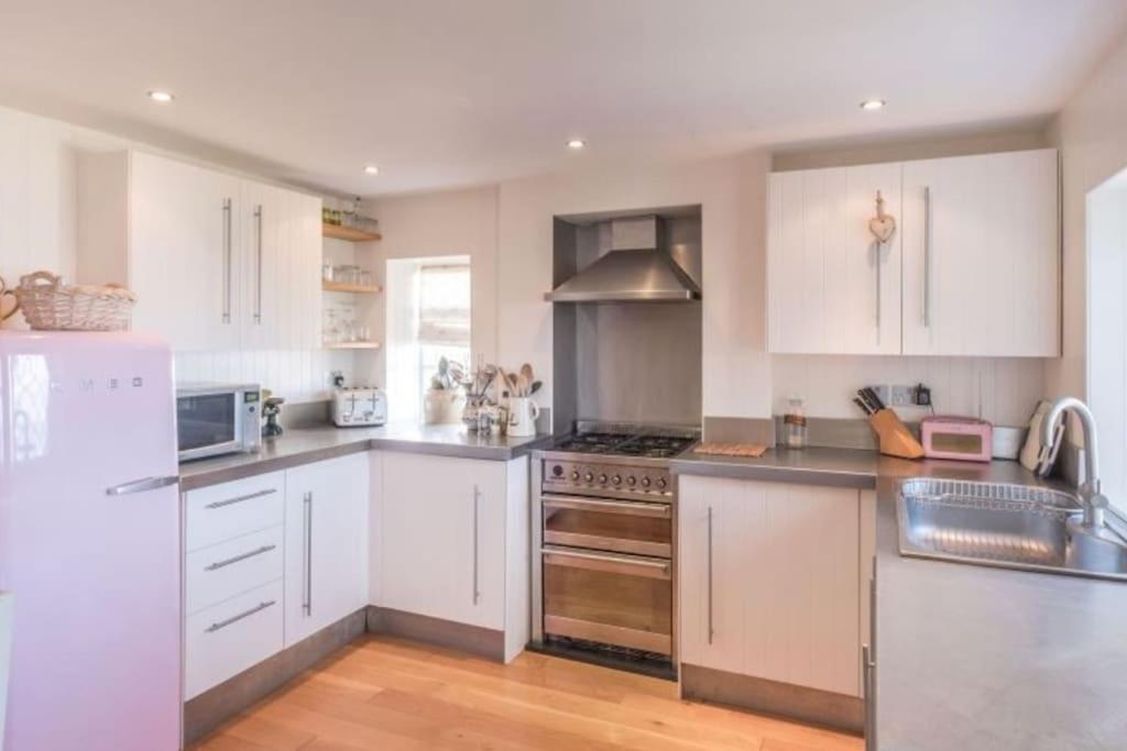The Old Boat House, Seaview - Seafront Three Bedroom Cottage With Separate Two Bedroom Annexe エクステリア 写真