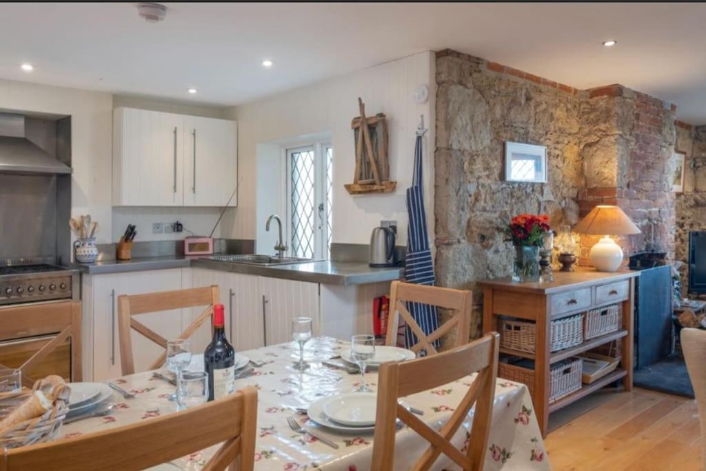 The Old Boat House, Seaview - Seafront Three Bedroom Cottage With Separate Two Bedroom Annexe エクステリア 写真