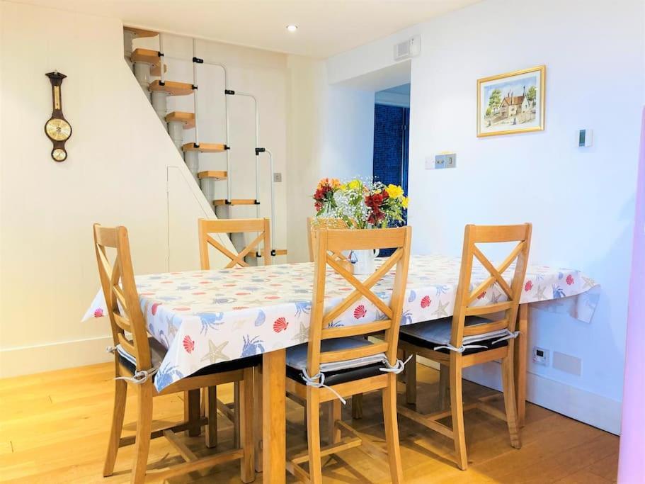 The Old Boat House, Seaview - Seafront Three Bedroom Cottage With Separate Two Bedroom Annexe エクステリア 写真