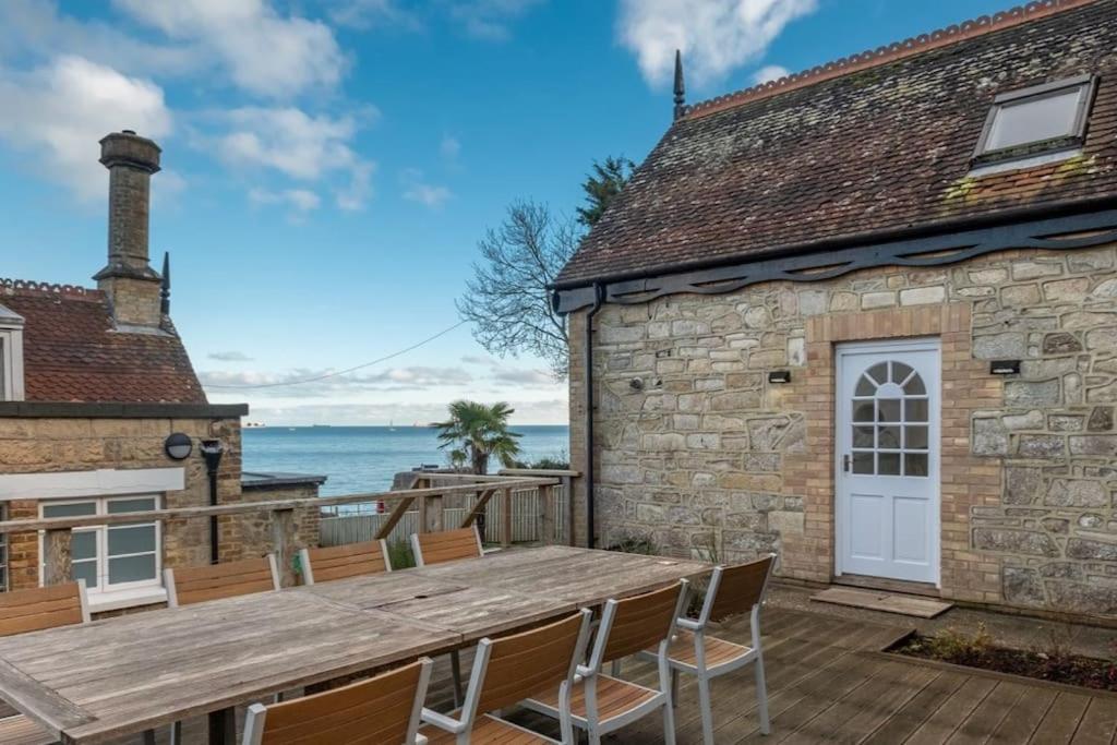 The Old Boat House, Seaview - Seafront Three Bedroom Cottage With Separate Two Bedroom Annexe エクステリア 写真