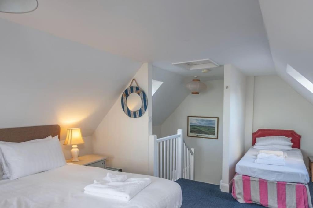 The Old Boat House, Seaview - Seafront Three Bedroom Cottage With Separate Two Bedroom Annexe エクステリア 写真