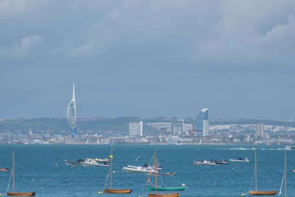The Old Boat House, Seaview - Seafront Three Bedroom Cottage With Separate Two Bedroom Annexe エクステリア 写真