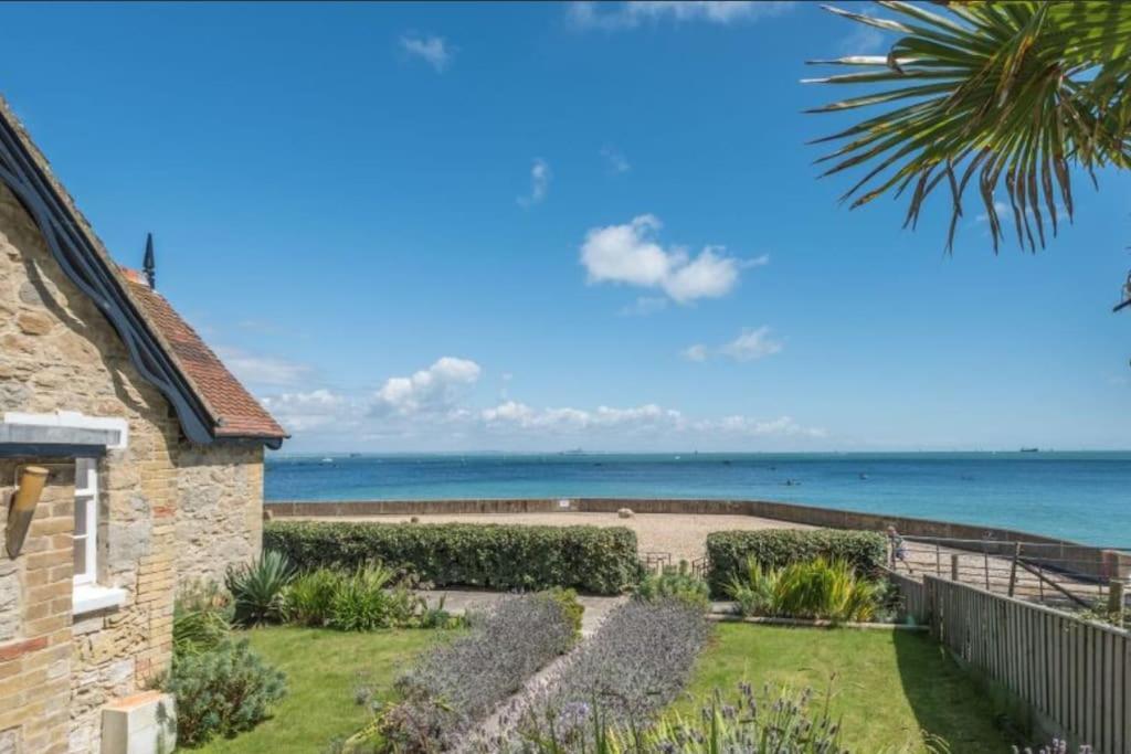 The Old Boat House, Seaview - Seafront Three Bedroom Cottage With Separate Two Bedroom Annexe エクステリア 写真