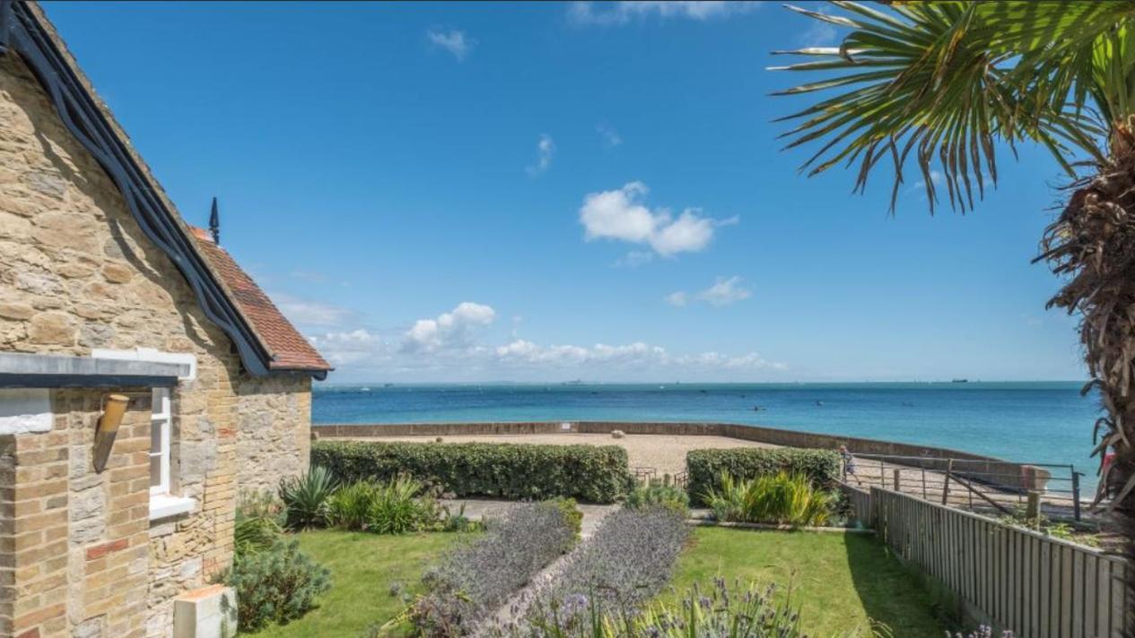The Old Boat House, Seaview - Seafront Three Bedroom Cottage With Separate Two Bedroom Annexe エクステリア 写真
